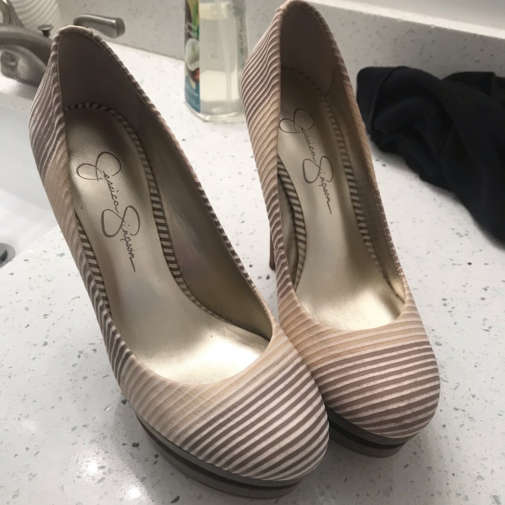 Jessica Simpson pumps